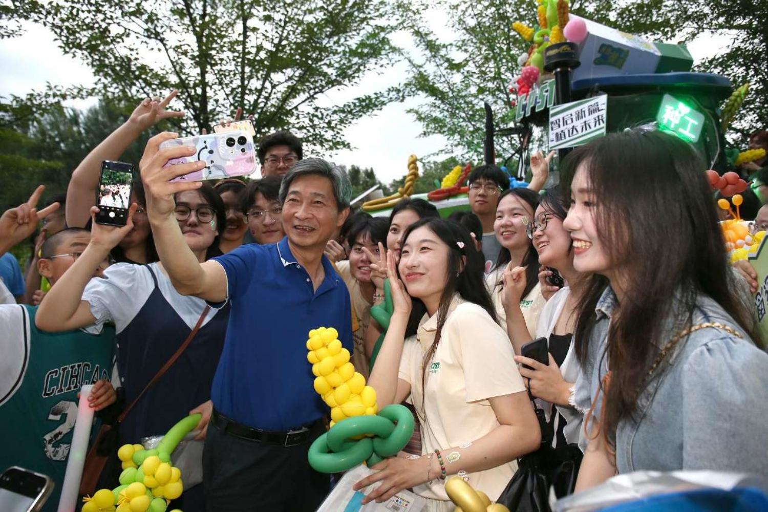 我校党委书记高翅和同学们合影。侯国涛 摄