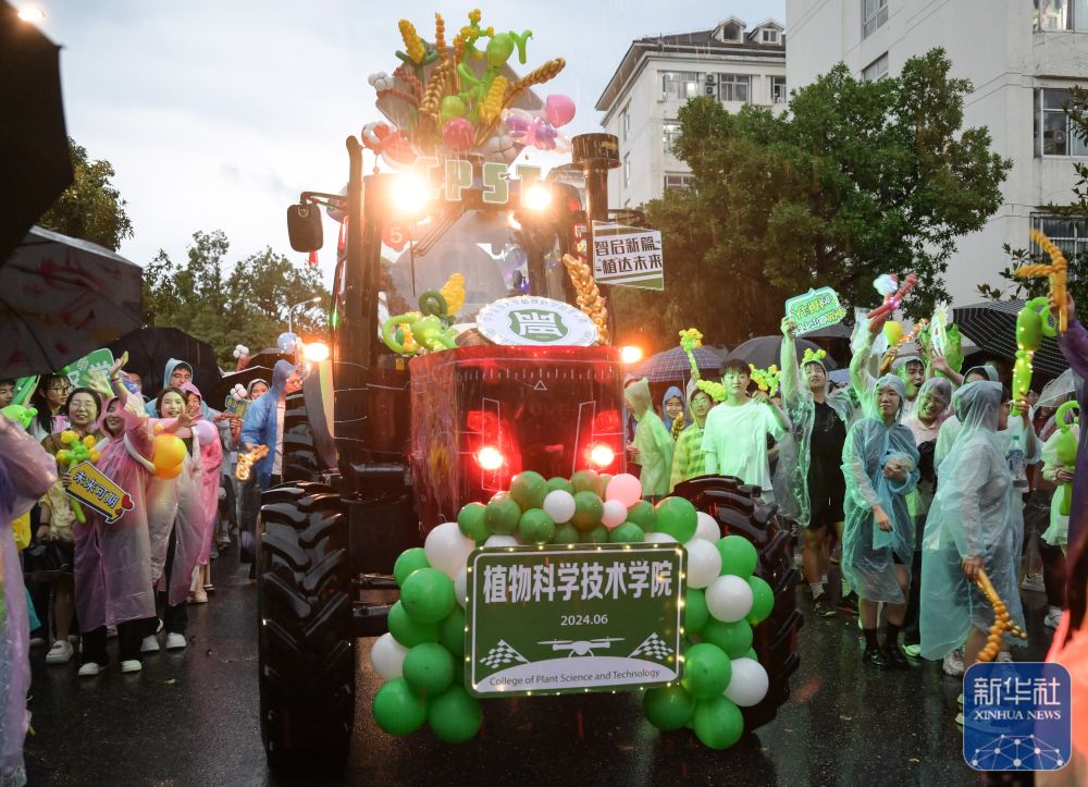 6月21日，农机花车队伍在我校校园里冒雨巡游。2