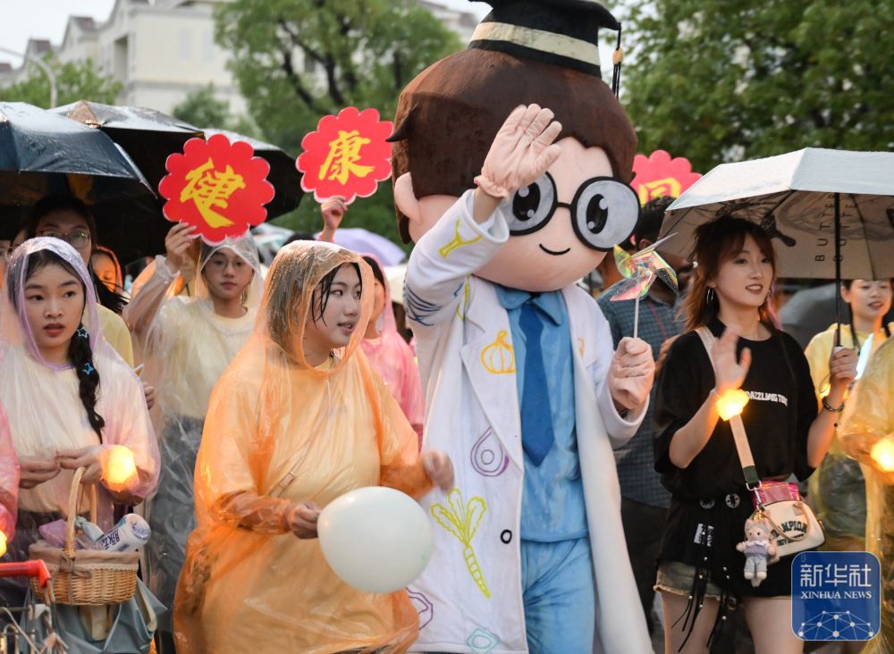 6月21日，我校学生在校园里冒雨巡游。2