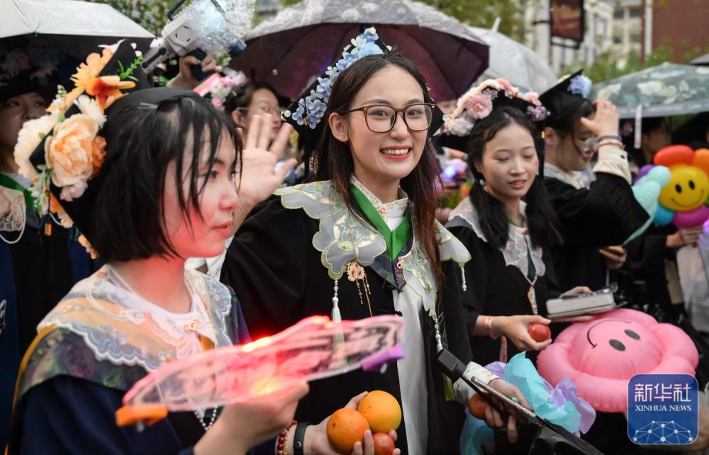 6月21日，我校学生在校园里冒雨巡游。