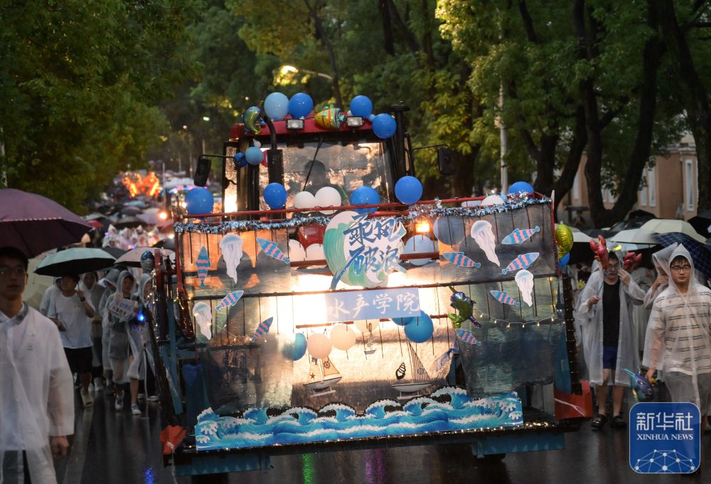 6月21日，农机花车队伍在我校校园里冒雨巡游。3